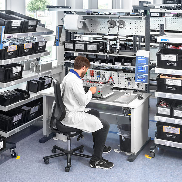 Elektronische componenten assembleren op het ESD-werkstation.